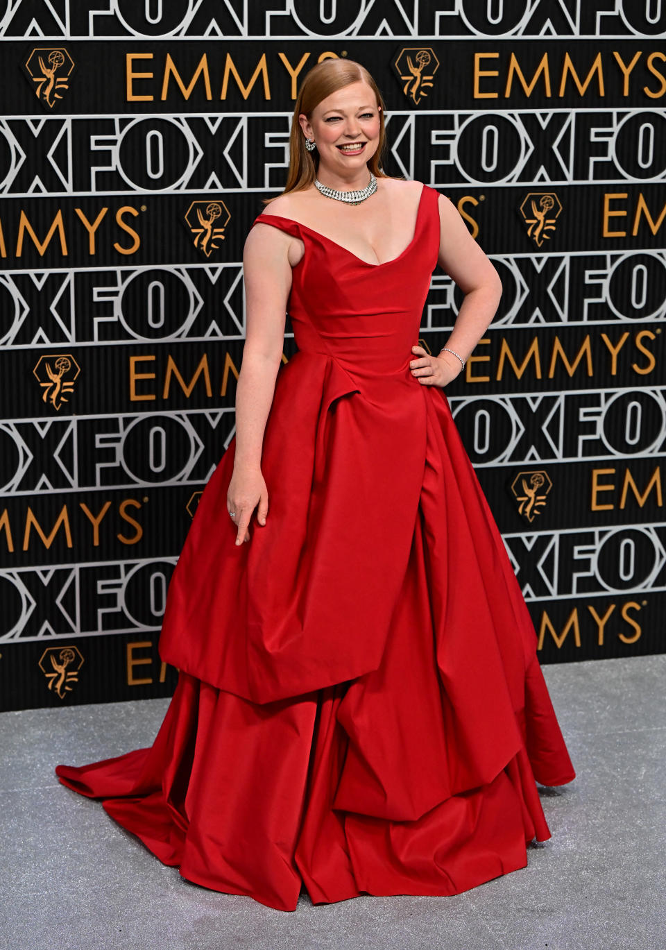 Sarah Snook wears a glamorous red ball gown at the 2024 Emmy Awards.  (Image from Getty Images)