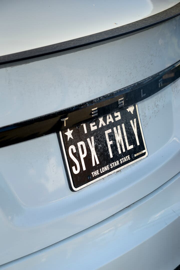 Un Tesla con una matrícula personalizada que dice “SPX FMLY” en Boca Chica, Texas, el 22 de marzo de 2024.