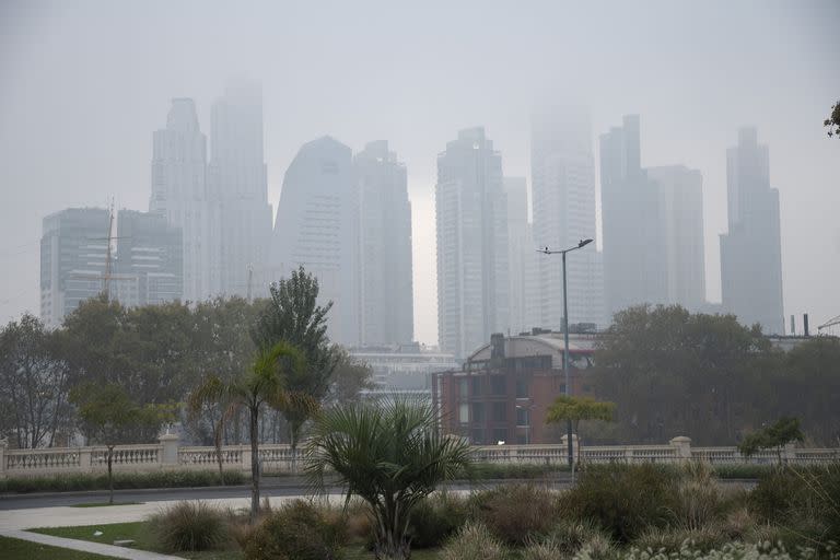 La densidad del humo impide visualizar las partes más altas de los edificios porteños