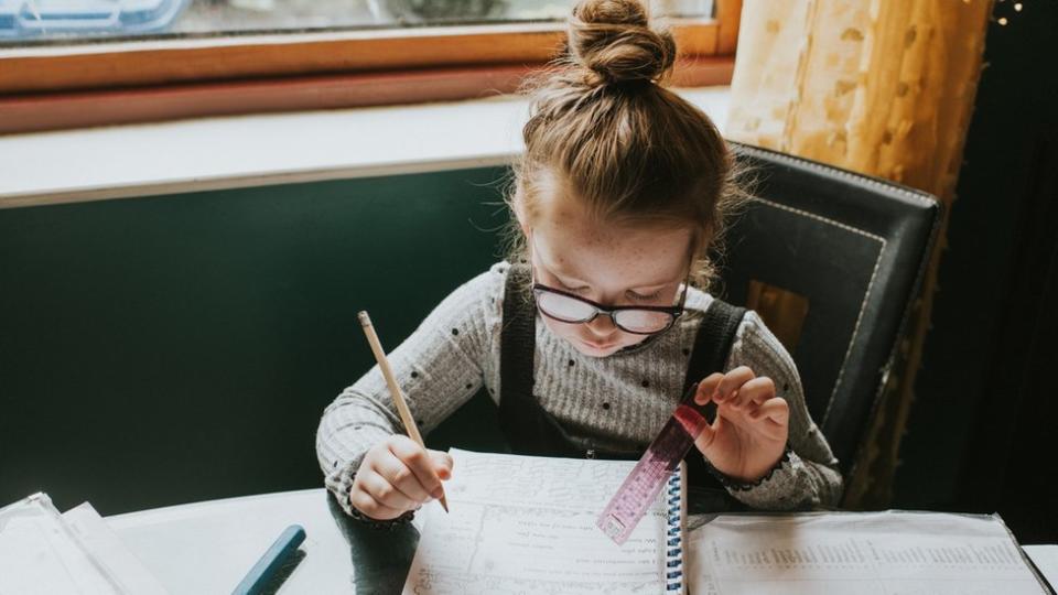 Niña aprendiendo matemáticas