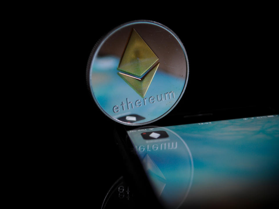 Ethereum basiert wie Bitcoin auf der Blockchain (zu deutsch: Blockketten)-Technologie, setzt aber auf die Währungseinheit Ether. Der kleine Bruder des Bitcoins gilt als zweitgrößte Kryptowährung. Doch Ethereum ist nicht die einzige Alternative. (Bild-Copyright: Jaap Arriens/ddp Images)