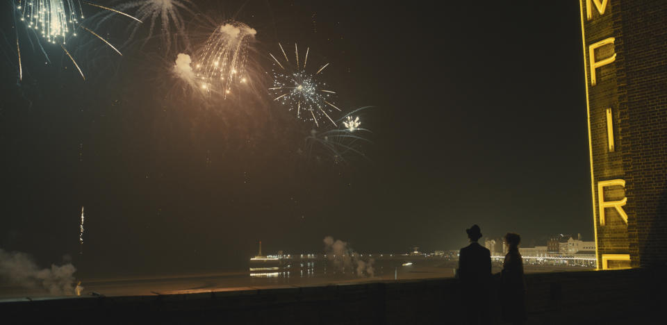 En esta imagen proporcionada por Searchlight Pictures Micheal Ward y Olivia Colman en una escena de "Empire of Light." (Searchlight Pictures via AP)