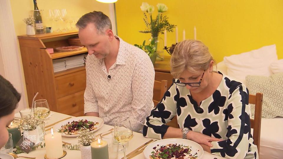 Jens und Ute sind begeistert: Der Rotkohl auf Joghurtcreme sieht nicht nur gut aus, sondern schmeckt auch so.
 (Bild: RTL)