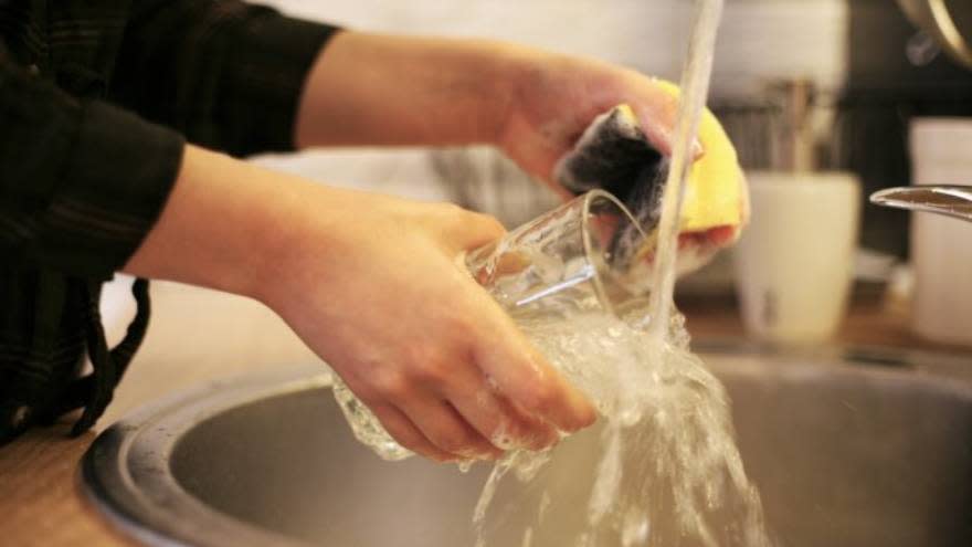 Otro mito se refiere al lavado a mano de la vajilla.