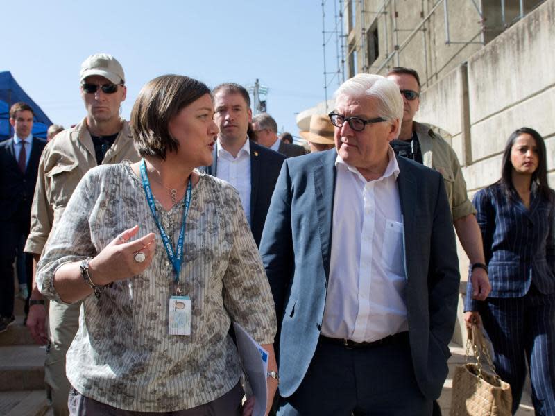 Bundesaußenminister Steinmeier wird im UNHCR-Registrierungszentrum in Ksara bei Zahlé (Libanon) von Maeve Murphy vom UNHCR begrüßt. Foto: Bernd von Jutrczenka