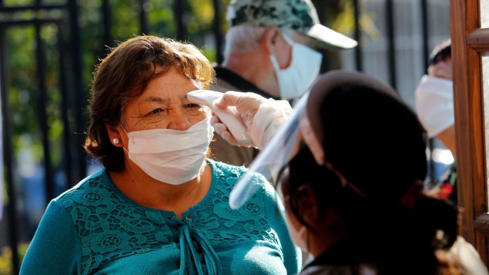 Mujer chilena en un control de temperatura