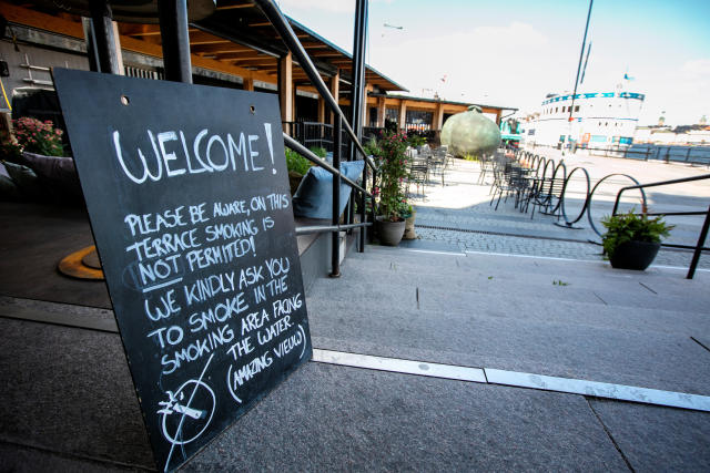 Ein Schild vor einem Stockholmer Restaurant weist darauf hin, dass Rauchen auch auf der Terrasse verboten ist. (Bild: TT News Agency/Magnus Andersson via REUTERS)