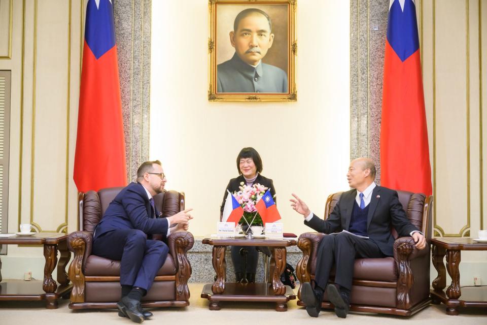 韓國瑜（右）今接見捷克經濟文化辦事處代表David Steinke（左）。（立法院提供）