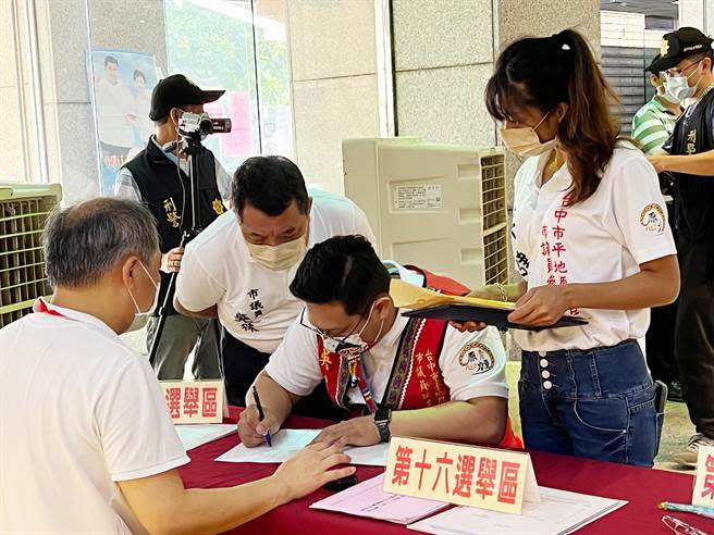 台中市議員吳顯森（中），將問政薪火交棒給兒子吳呈賢（右）、吳建德（左）兄弟檔，今天登記參選市議員。（市議員吳顯森服務處提供）