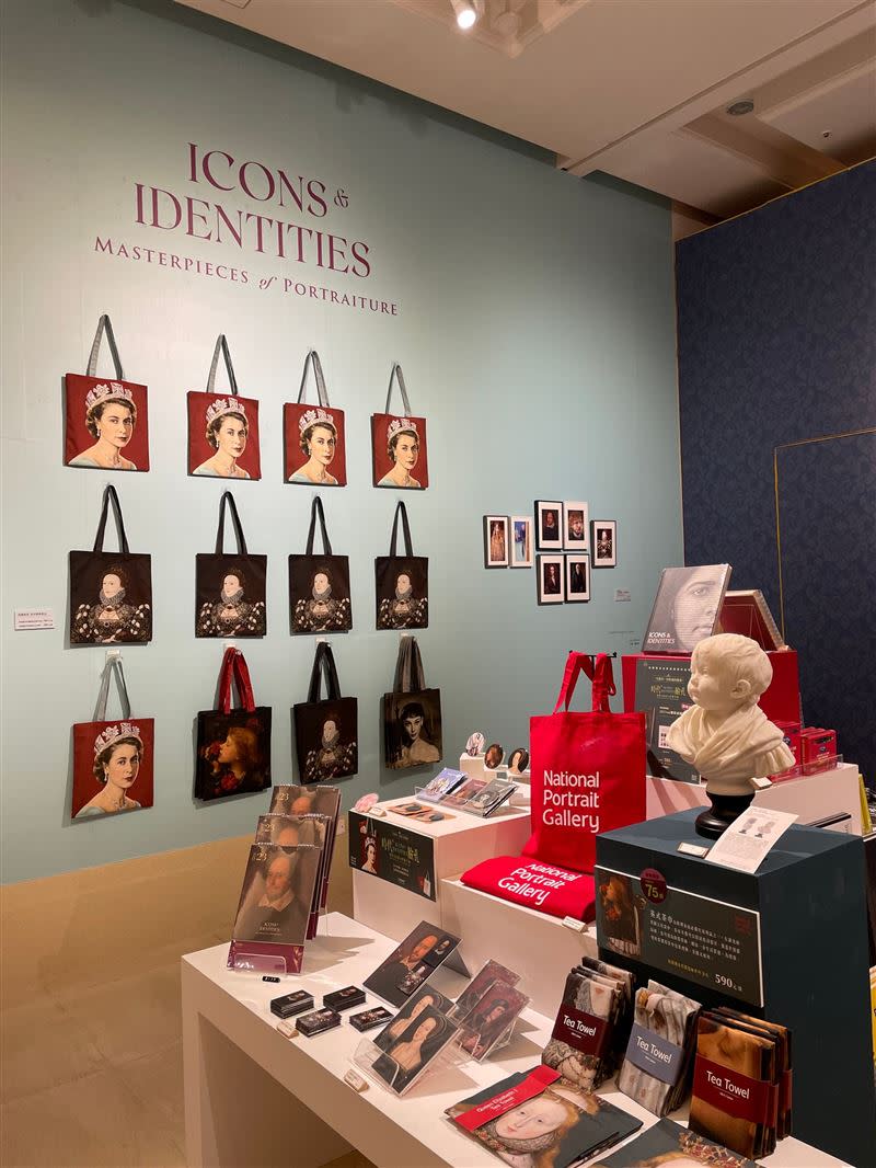 《時代的臉孔》國際大展進入尾聲，特展相關禮品「女王包」一度賣到缺貨。（圖／奇美博物館提供）
