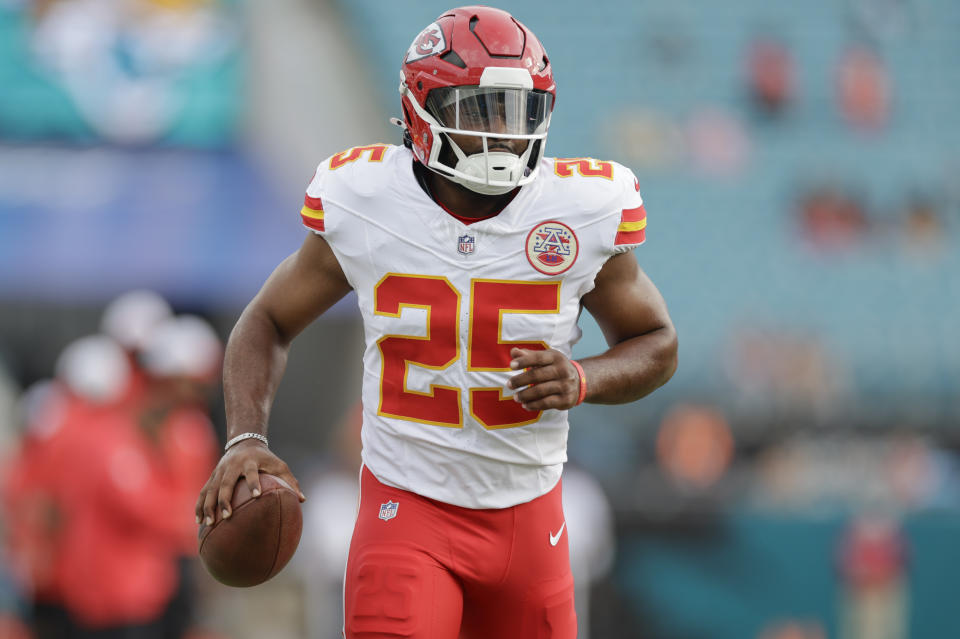 JACKSONVILLE, FL - 10 AUGUSTUS: Kansas City Chiefs running back Clyde Edwards-Heller (25) warmt zich op voor de wedstrijd tussen de Kansas City Chiefs en de Jacksonville Jaguars op 10 augustus 2024 in het Everbank Stadium in Jacksonville, Florida. (Foto door David Rosenblum/Icon Sportswire via Getty Images)