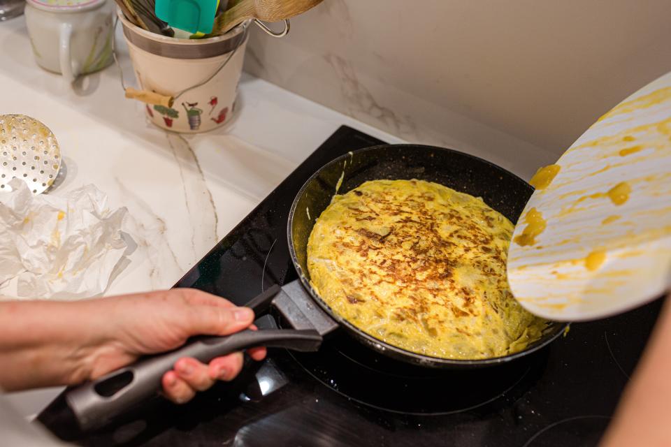 Mit Hilfe eines flachen Tellers lässt sich die Tortilla leicht wenden. (Bild: Getty Images)