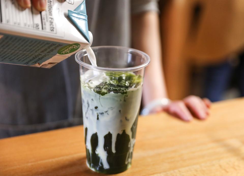 El té de leche verde tailandés está hecho con leche condensada y de coco en Wabi Sabi Tea el miércoles 1 de junio de 2022 en Salem, Oregon.