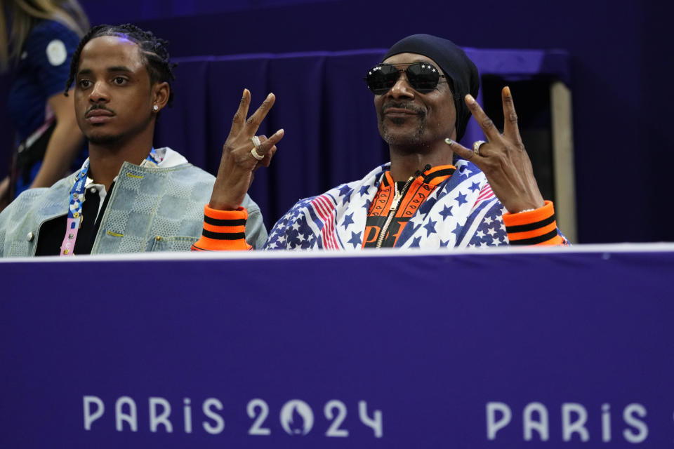 Snoop Dogg asiste a los combates de cuartos de final de los equipos masculinos de esgrima durante los Juegos Olímpicos de Verano de 2024 en el Grand Palais, el domingo 4 de agosto de 2024, en París, Francia. (Foto AP/Lindsey Wasson)