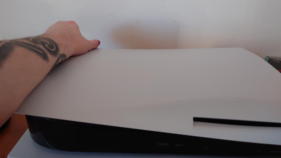 Lifting the left corner up of the PS5 side panel