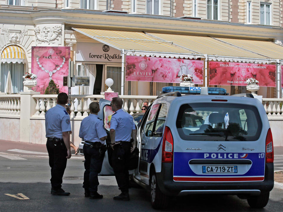 Müheloser konnte offensichtlich der Dieb vorgehen, der 2013 Schmuck im Wert von 103 Millionen Euro im Carlton-Hotel in Cannes entwendete. 72 Schmuckstücke einer Ausstellung stopfte er sich in seine Taschen. Der Täter konnte ungehindert über den Seitenausgang fliehen und fertig war der Rekordraub. Bis heute fehlt sowohl vom Dieb als auch vom Diebesgut jede Spur. (Bild-Copyright: Lionel Cironneau/AP Photo)