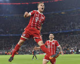 <p>Sur une contre-attaque depuis ses seize mètres, les Munichois remontent le terrain en quatre passes seulement. James sert Kimmich qui trouve les filets. 1-0 pour le Bayern (28e). (Crédit AP) </p>