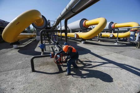 A worker turns a valve at an underground gas storage facility near Striy in this May 21, 2014 file photo. REUTERS/Gleb Garanich/Files