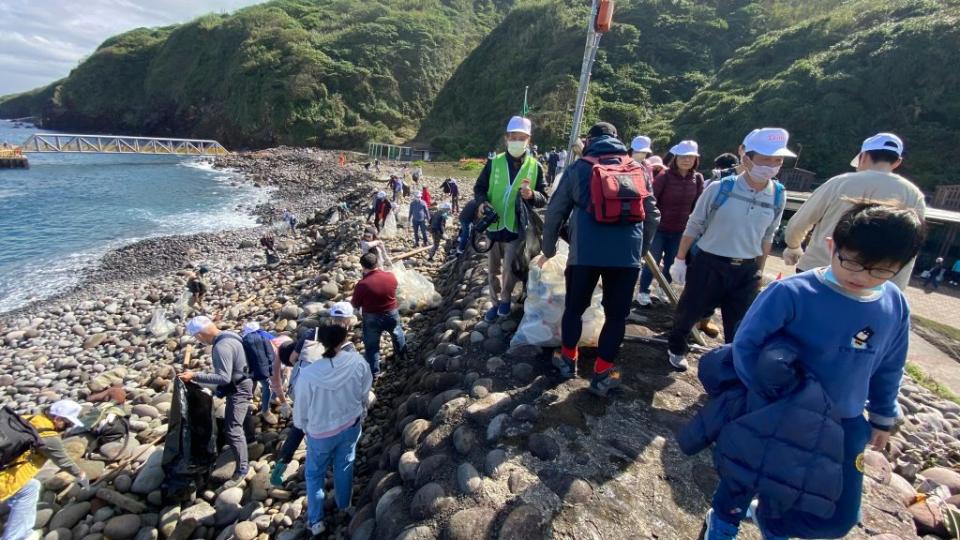 宜蘭地標龜山島開放遊客登島前夕，東北角管理處發動五０三人參與淨灘，清理二八四０公斤的海漂垃圾。（東北角管理處提供）