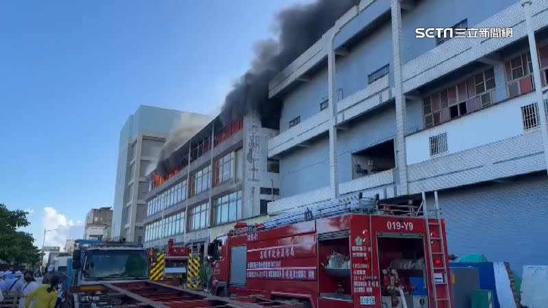 這起火災發生在2號傍晚4點38分，消防人員出動34車94人並架雲梯車、灑水灌救。