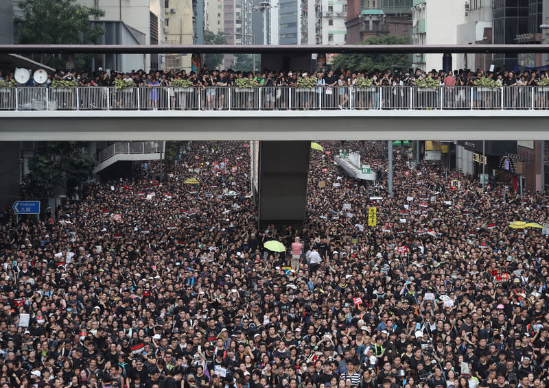 香港泛民主派團體民間人權陣線16日再發起反修訂逃犯條例大遊行，遊行群眾高喊口號表訴求，目的之一是要求行政長官林鄭月娥下台。中央社記者裴禛香港攝  108年6月16日