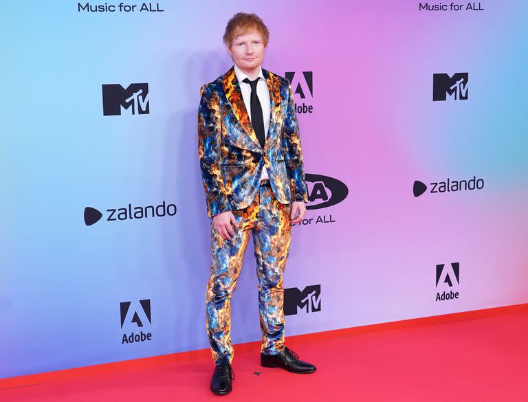 Con un colorido traje metalizado, Ed Sheeran también dijo presente en los premios MTV Europe Music Awards