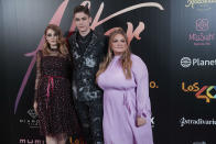 <p>Josephine Langford y Hero Fiennes-Tiffin posaron con la creadora de sus personajes antes de firmar autógrafos con sus fans españoles. (Foto: Gtres). </p>