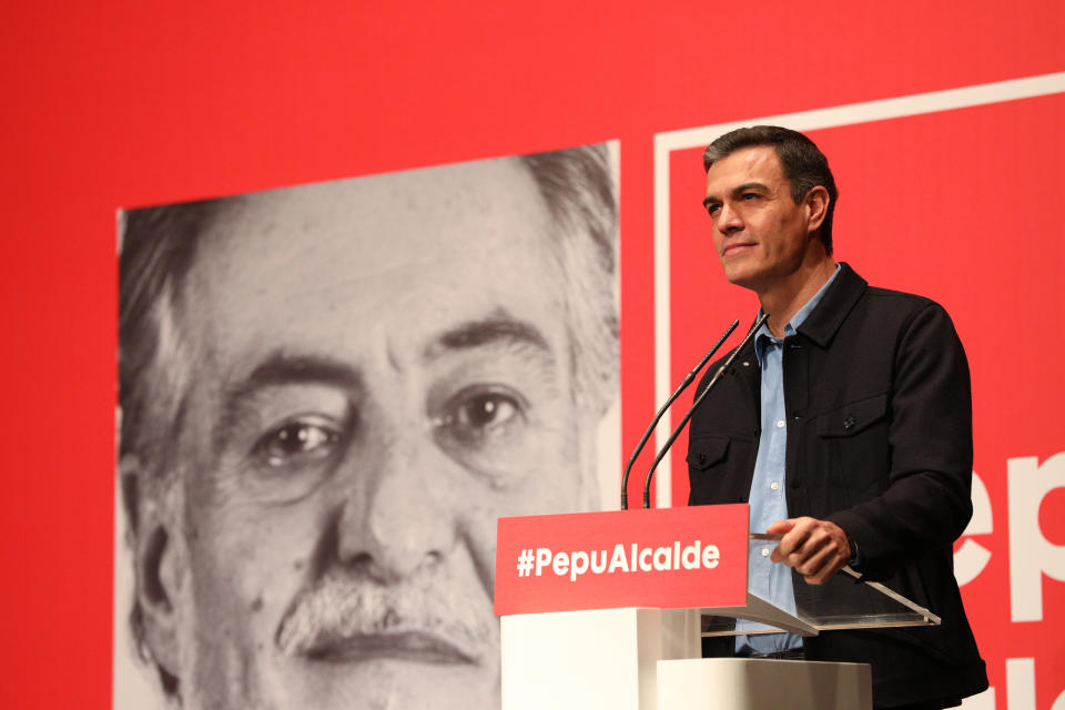 El presidente del Gobierno, Pedro Sánchez, en la presentación de la candidatura del exseleccionador de baloncesto Pepu Hernández en 2023. (Photo by Jesus Hellin/NurPhoto via Getty Images)