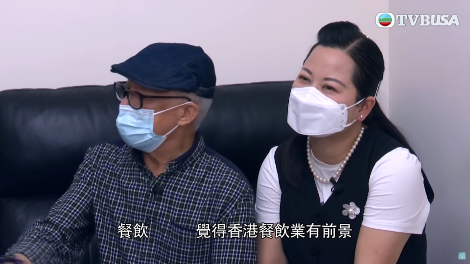 Onkel Ho (links) erklärte sich bereit, 1 Million NT$ auszugeben, um für seine frisch verheiratete Frau vom Festland ein Restaurant zu eröffnen, da er glaubte, dass dies ein vielversprechendes Geschäft sei.  (Screenshot von „Looking Around“)