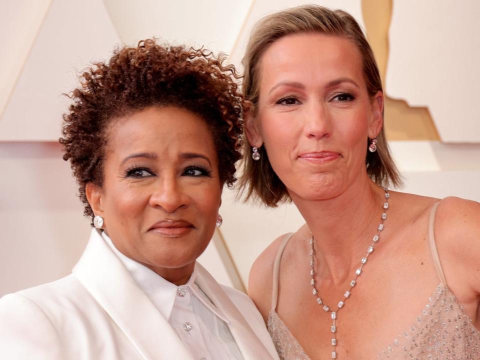 Wanda Sykes with her wife, Alex, on the Oscars red carpet (Getty Images)