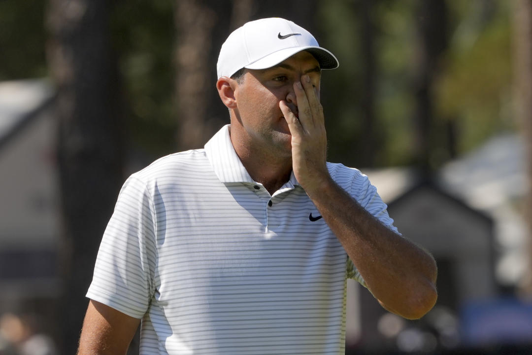 Scottie Scheffler reageert nadat hij een putt op de tweede hole heeft gemist tijdens de tweede ronde van het US Open-golftoernooi, vrijdag 14 juni 2024, in Pinehurst, NC (AP Photo/Matt York).