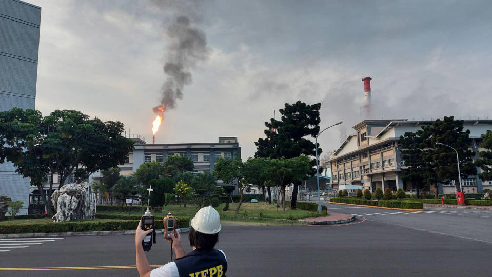 中油林園廠20日清晨四輕機組因裂解壓縮機跳車，導致燃燒塔火焰黑煙竄燒，造成污染，市環保局祭重罰。（環保局提供）