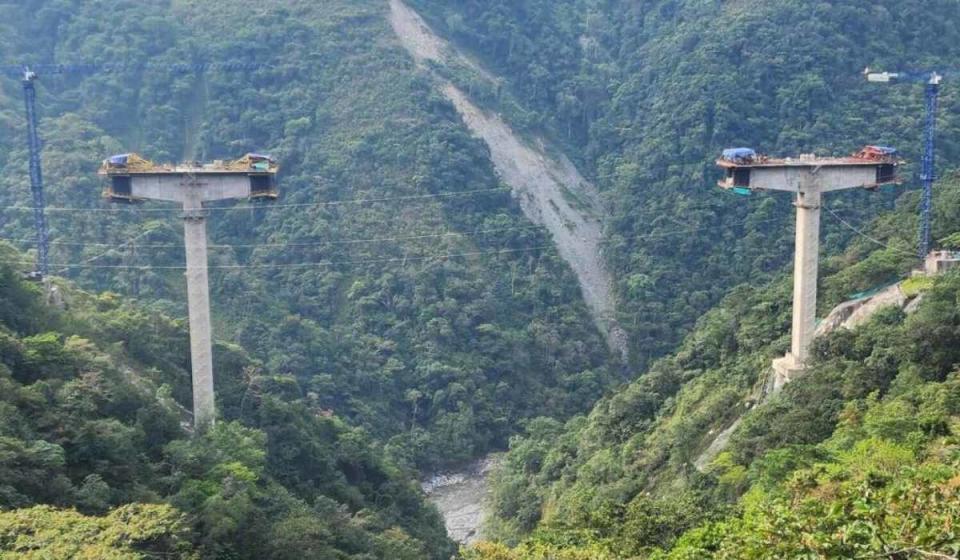 El nuevo puente Chirajara avanza en 72 %, según datos de Coviandes. Foto: Coviandes.