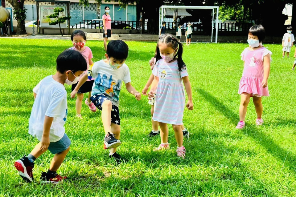 嘉義縣雙溪附幼草地上踢足球