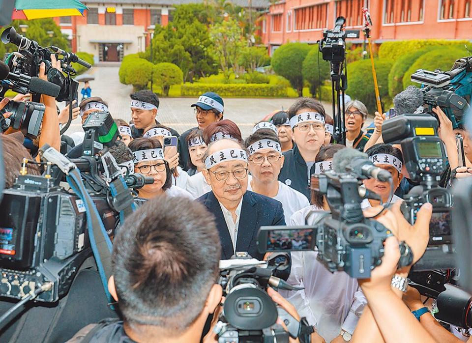 立法院24日繼續審查國會改革法案，民進黨立委持續號召群眾聚集抗議。（示意圖／資料照／郭吉銓攝）