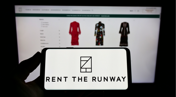 RENT stock: Person holding cellphone with logo of US e-commerce company Rent the Runway Inc on screen in front of business webpage