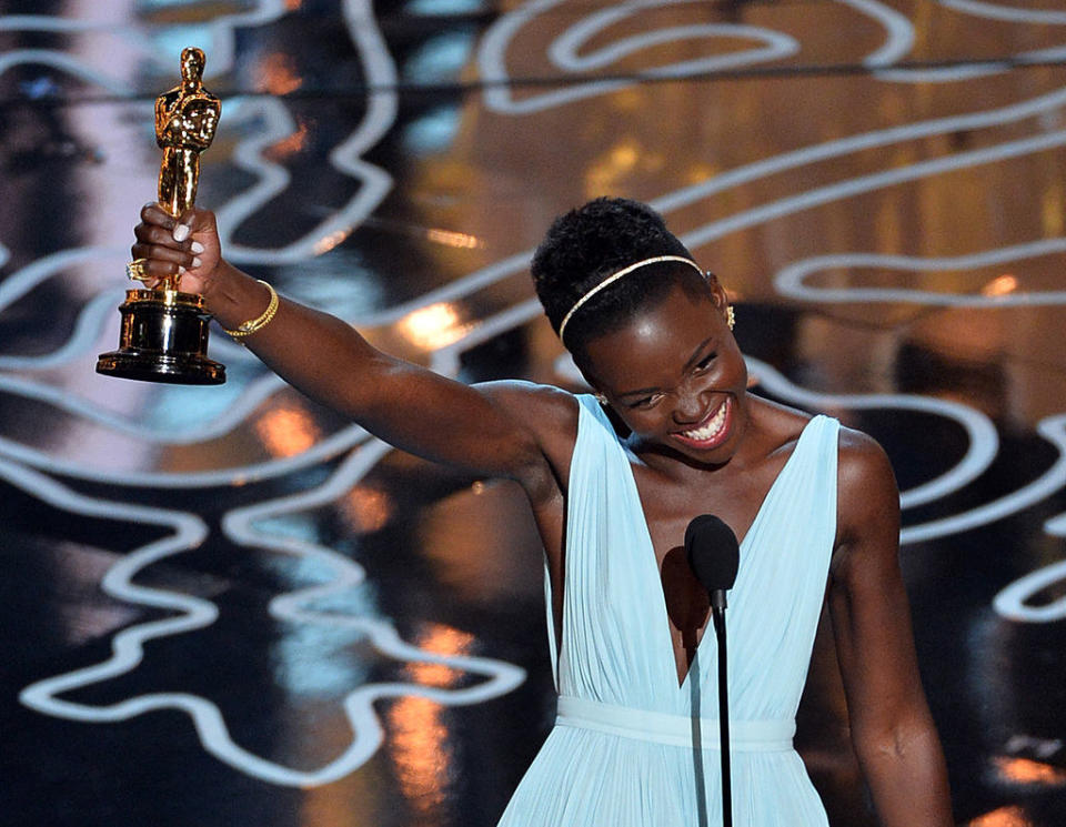 Lupita holding her Oscar