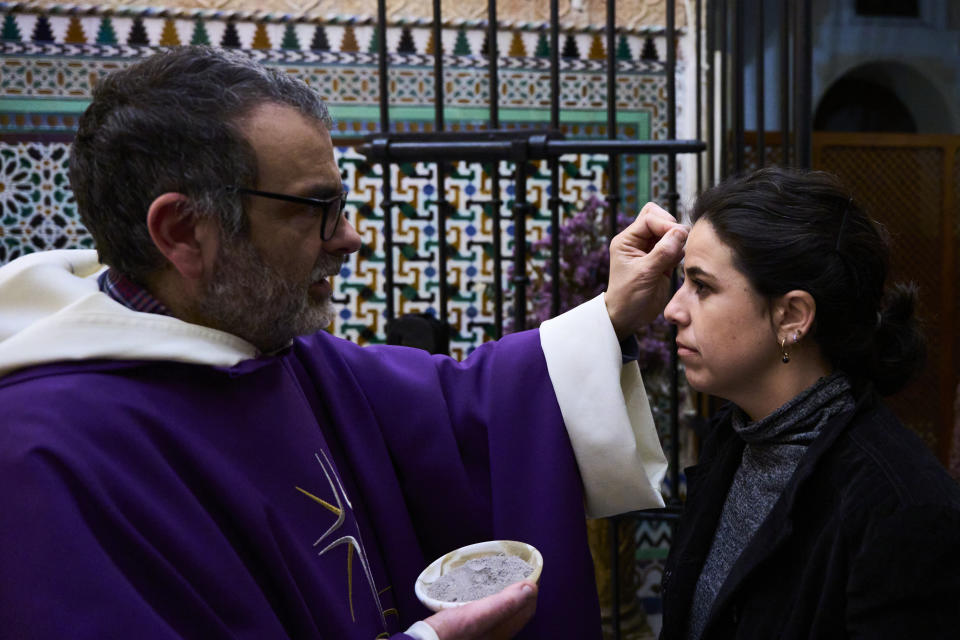 Cuaresma: el ritual del Miércoles de Ceniza en la iglesia de San Jacinto de Sevilla, España.  (Foto: Joaquin Corchero/Europa Press via Getty Images)