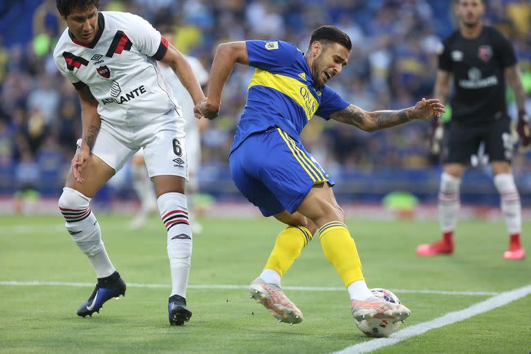 Salvio intenta controlar la pelota entre un rival y la línea de banda