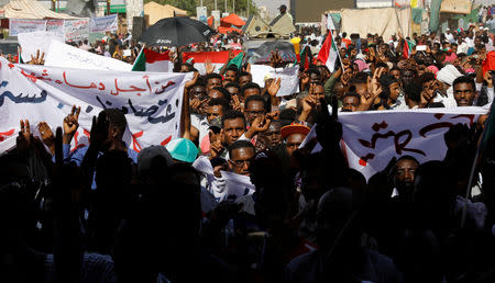 Sudanese protesters march outside the defence ministry compound in Khartoum, Sudan, April 24, 2019. REUTERS/Umit Bektas