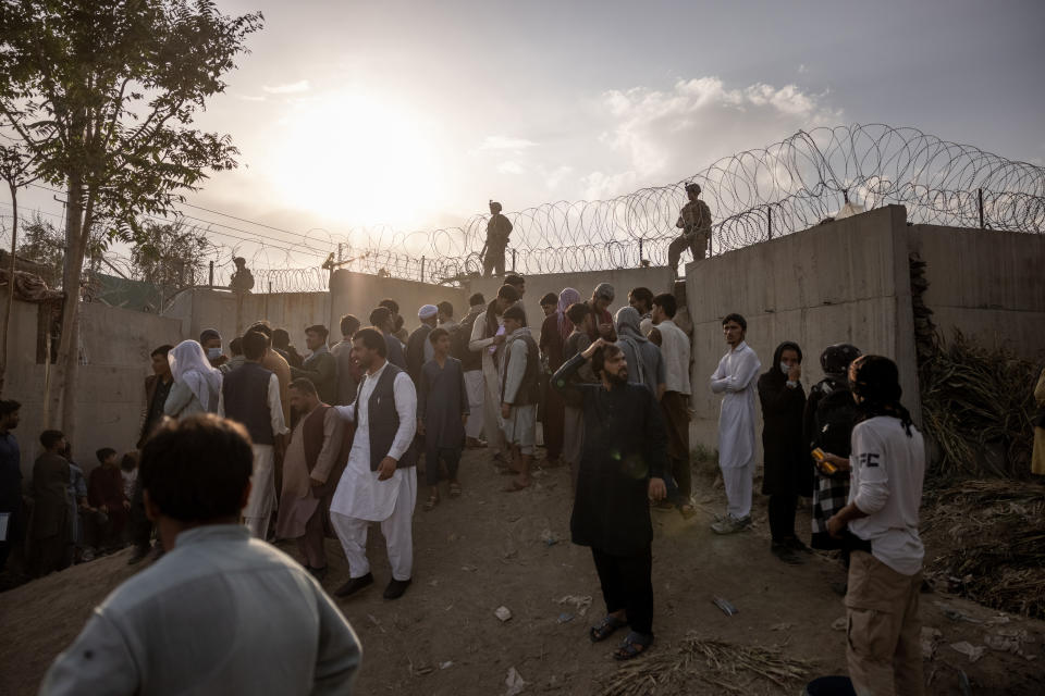 Soldados estadounidenses custodian el muro a lo largo del Aeropuerto Internacional Hamid Karzai en Kabul, Afganistán, el 22 de agosto de 2021 (Jim Huylebroek / The New York Times).