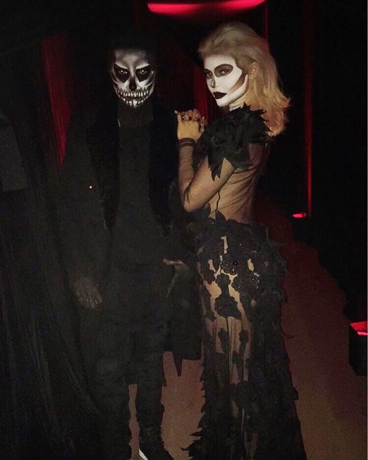 Kylie y su novio Tyga se vistieron como esqueletos, pero con un giro elegante y sexy.