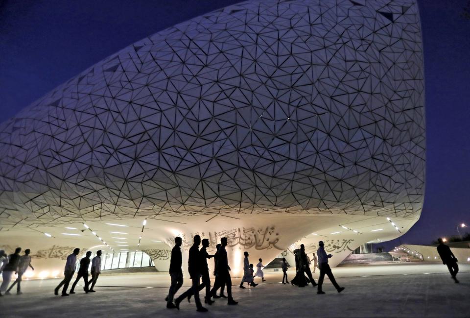 En esta imagen de archivo, varias personas salen de una mezquita tras romper el ayuno del Ramadán con el iftar, en la Facultad de Estudios Islámicos, en Doha, Qatar, el 12 de mayo de 2019. (AP Foto/Kamran Jebreili, archivo)