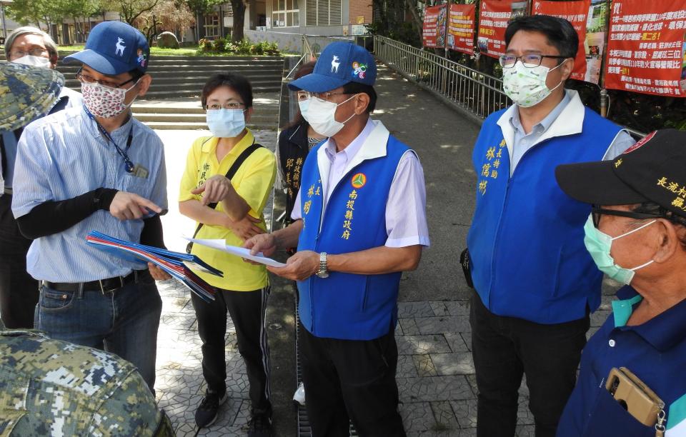 南投縣長林明溱（前中）等人11日到國姓鄉多處踏勘排水溝、路面破損修繕等，會勘全程戴口罩，但行程結束後，應民眾熱情邀約脫口罩合照，違反防疫規定，林明溱表示願受罰。（南投縣政府提供）