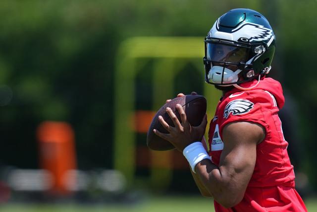 Jalen Hurts, Eagles Unveil Throwback Kelly Green Uniforms for 2023 in New  Photo