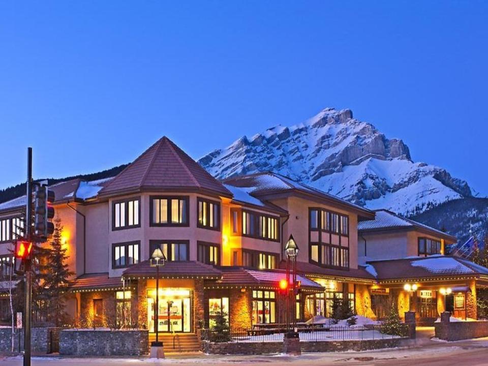 Stay at the Elk in central Banff (Ski Independence)