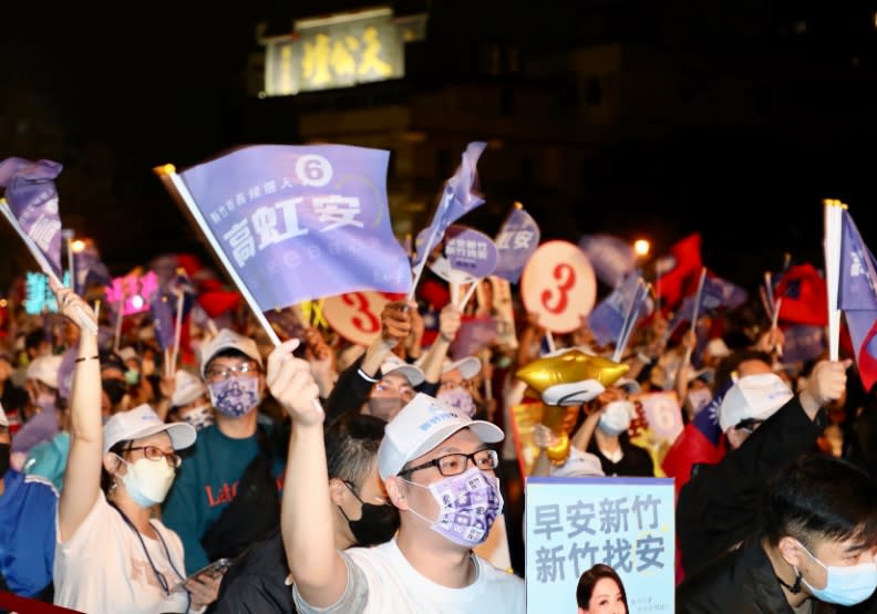 超過萬名的支持者手舉「新竹找安」標語。張智傑攝