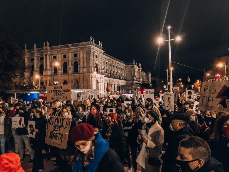 Gente participa en una protesta contra el fallo del Tribunal Constitucional de Polonia que impone una prohibición casi total del aborto, en Viena, Austria,