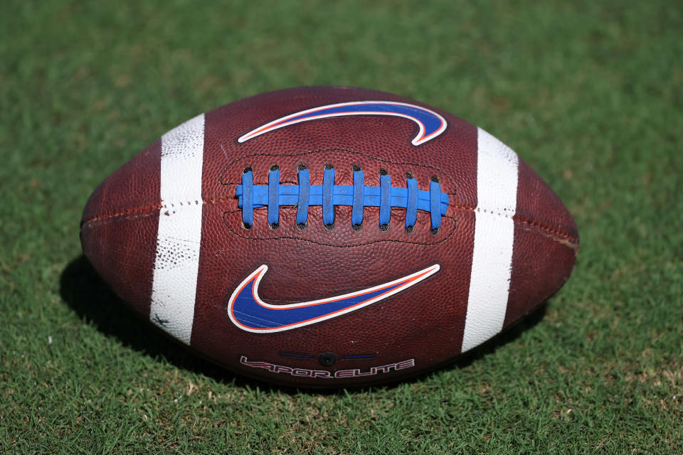 STARKVILLE, MS - 21 DE SEPTIEMBRE: Una vista general de un balón de fútbol Nike Florida Gators durante el juego entre los Florida Gators y los Mississippi State Bulldogs el 21 de septiembre de 2024 en el estadio Davis Wade en Starkville, Mississippi. (Foto de Michael Wade/Icon Sportswire vía Getty Images)