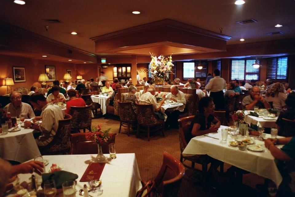 Diners enjoy a final meal Thursday at Modesto’s Sundial Lodge Restaurant, which closed its doors for the last time July 31, 1998.